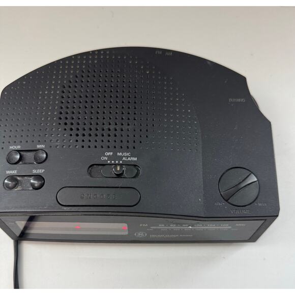 GE 7-4813B Digital Red LCD AM/FM Alarm Clock Radio - Picture 4 of 9